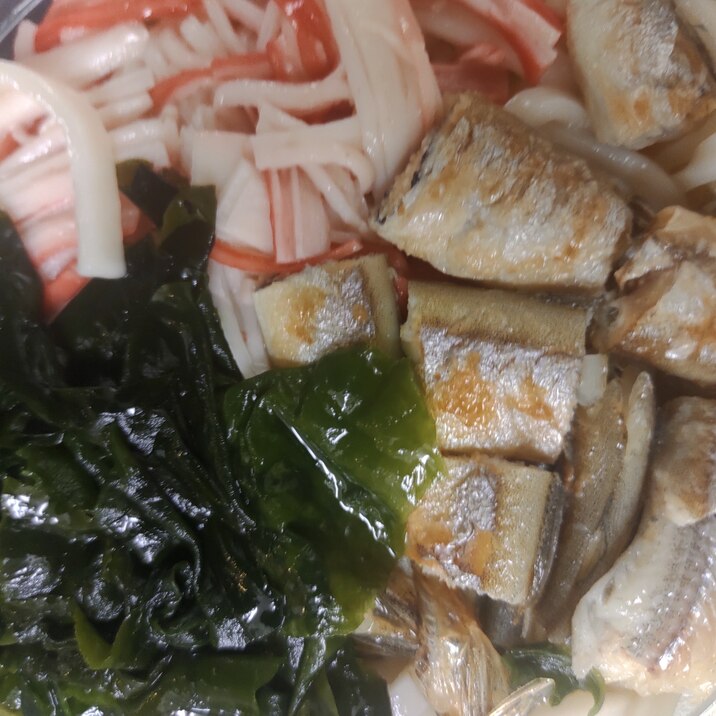 カニかまと焼きししゃもとわかめのぶっかけうどん